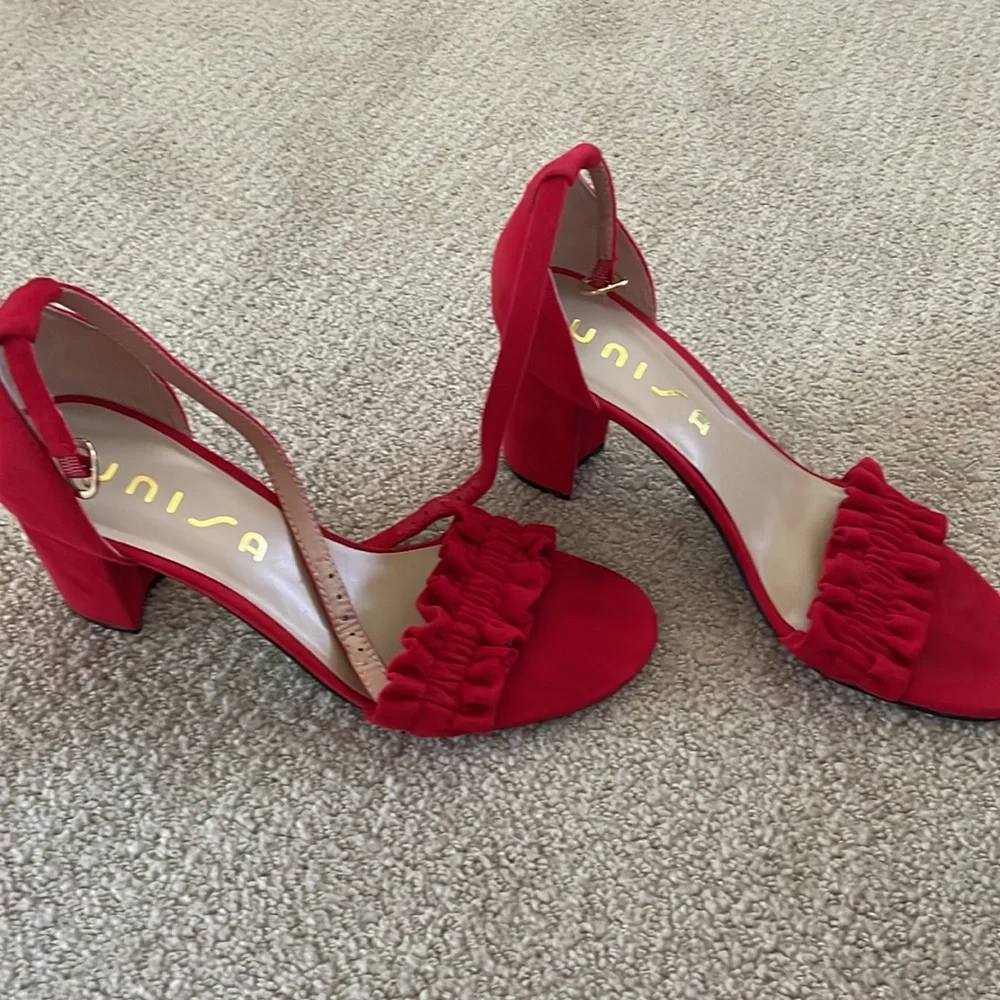 Red heels - Picture 2 of 4